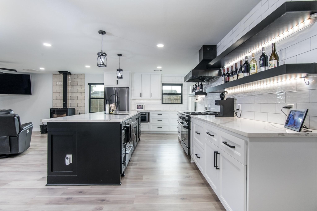 712 Clarence Street - Photo 3