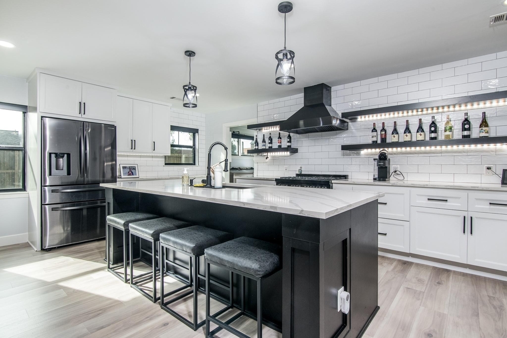 712 Clarence Street - Photo 2
