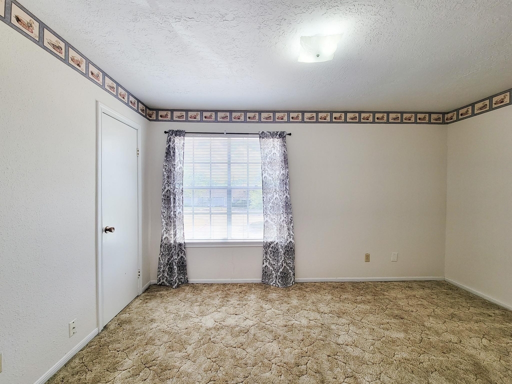 1815 Country Village Boulevard - Photo 3