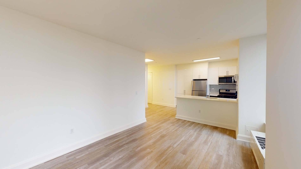 10 Hanover Square - Photo 1