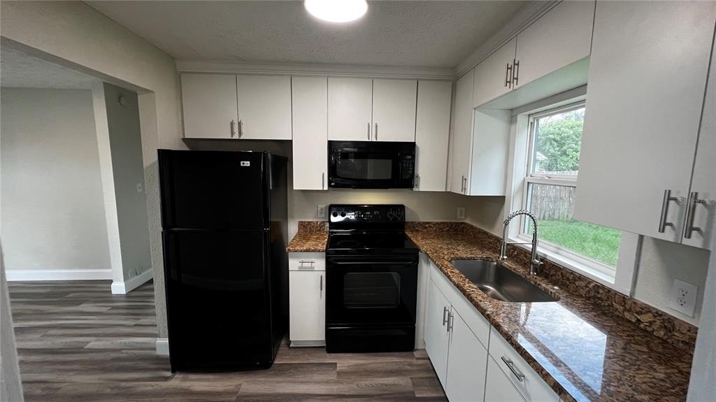 1658 Hempel Avenue - Photo 19