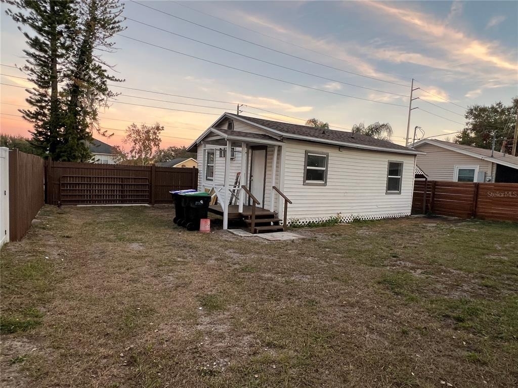 1658 Hempel Avenue - Photo 3