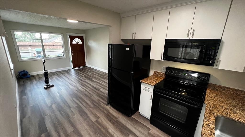 1658 Hempel Avenue - Photo 16