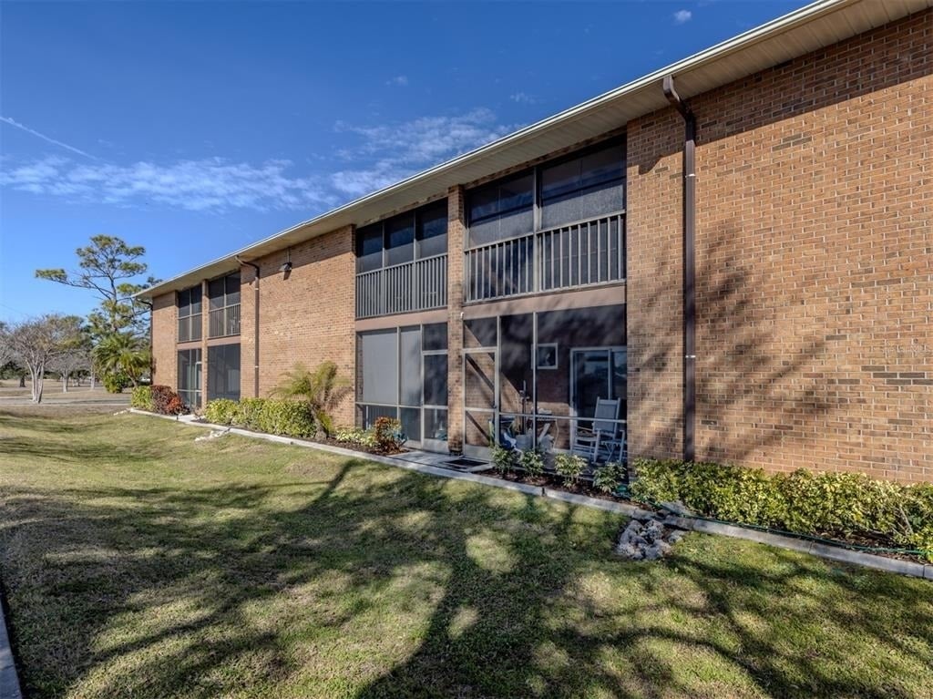 217 Airport Avenue W - Photo 2