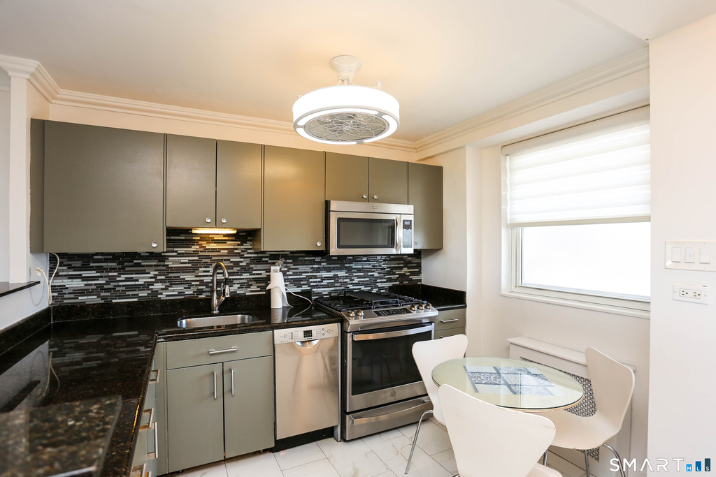 91 Strawberry Hill Avenue - Photo 12