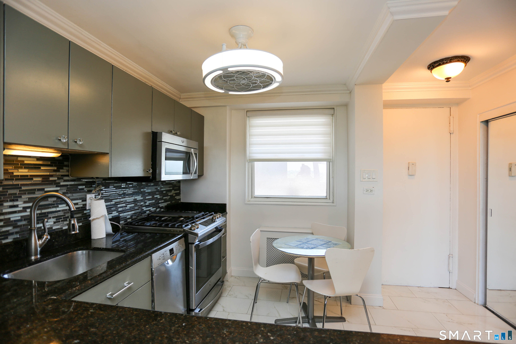 91 Strawberry Hill Avenue - Photo 13