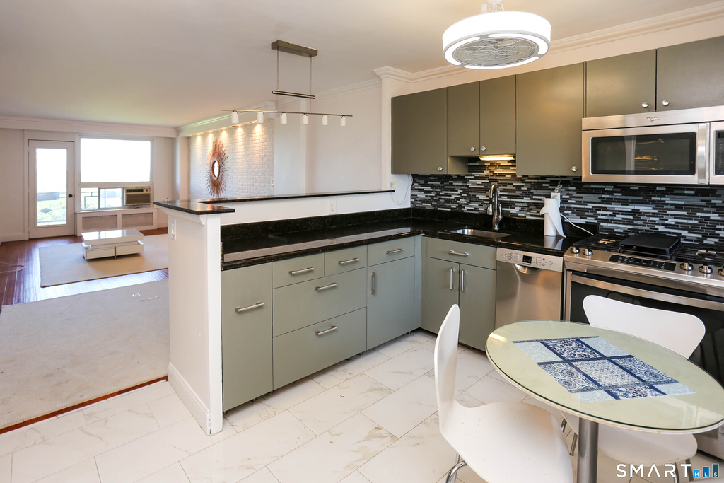 91 Strawberry Hill Avenue - Photo 10
