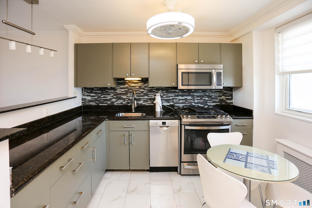 91 Strawberry Hill Avenue - Photo 11