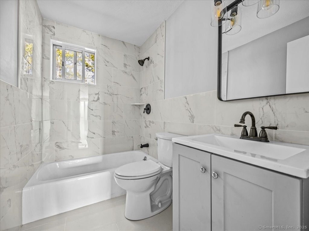 98 Carlton Street - Photo 2