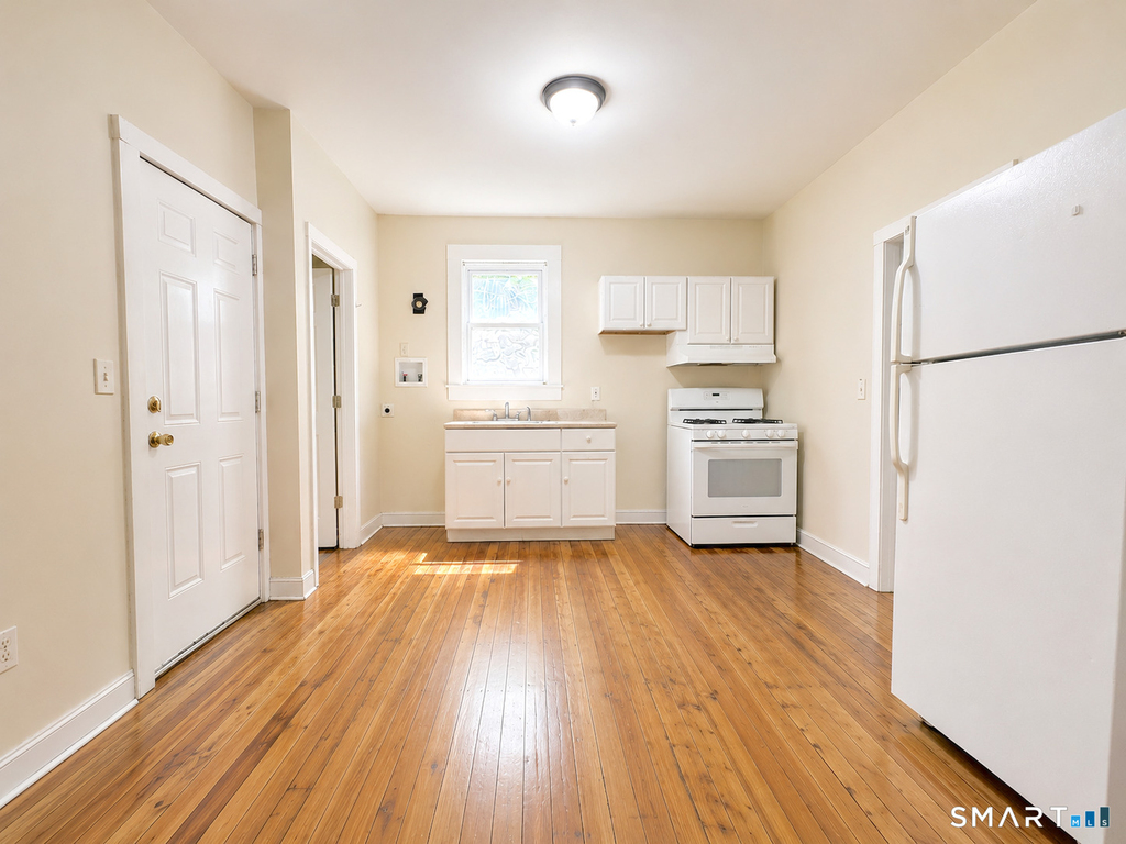 429 Baldwin Street - Photo 2