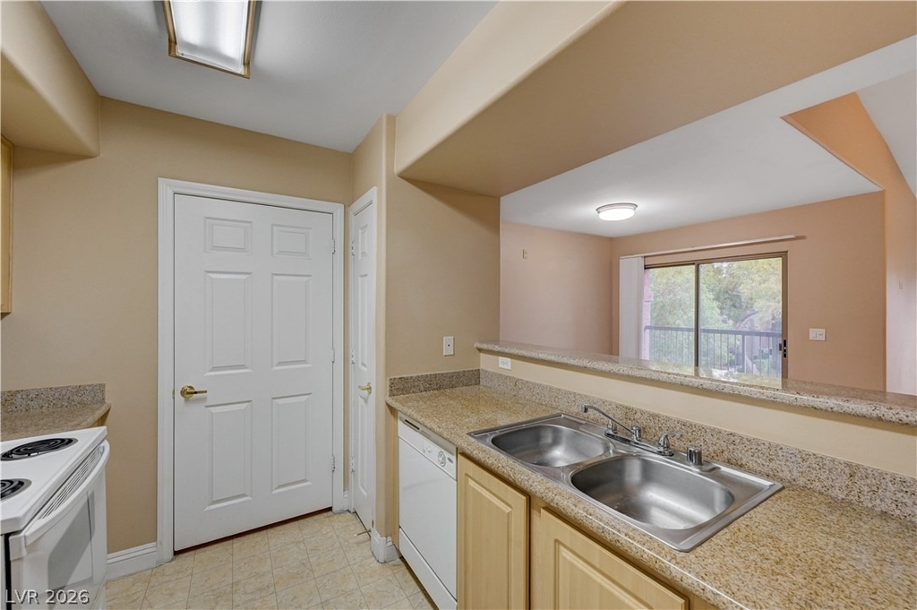 8000 W Badura Avenue - Photo 16