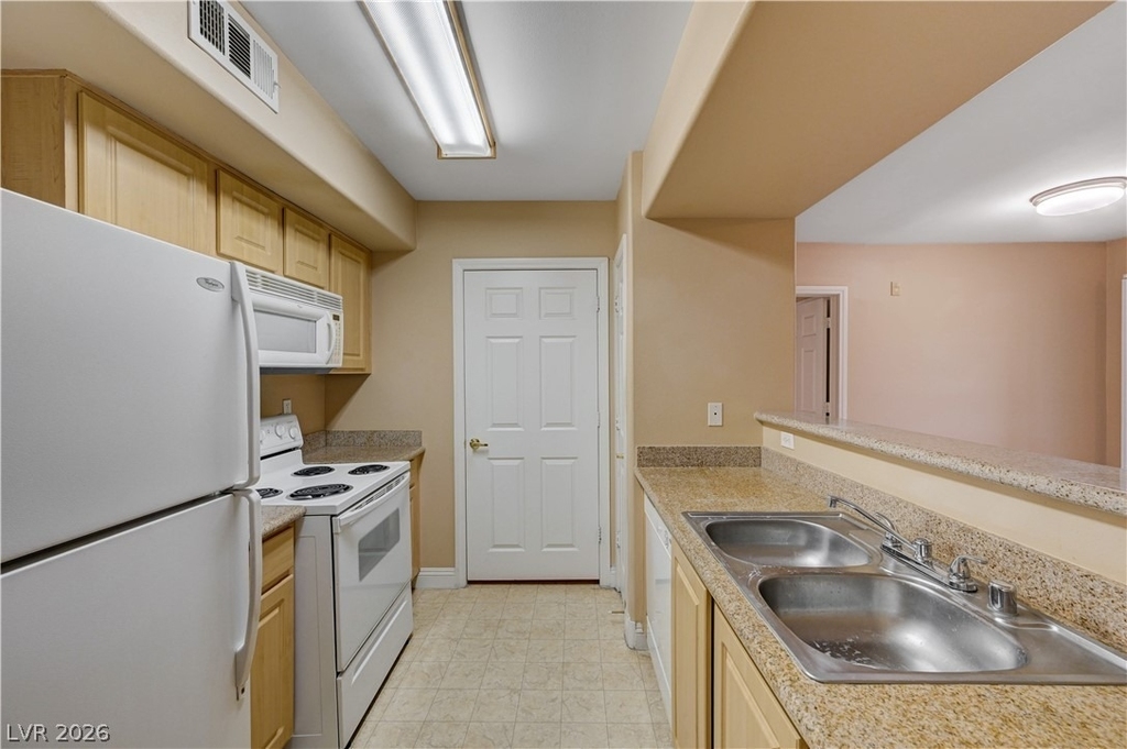 8000 W Badura Avenue - Photo 14