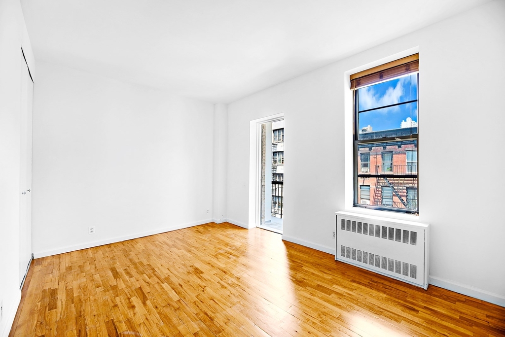 226 East 25th Street 5D - Photo 4