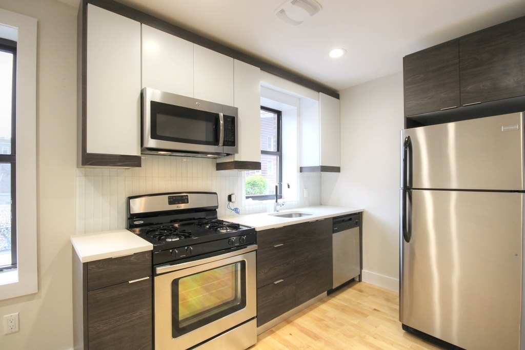 867 Metropolitan Avenue - Photo 4