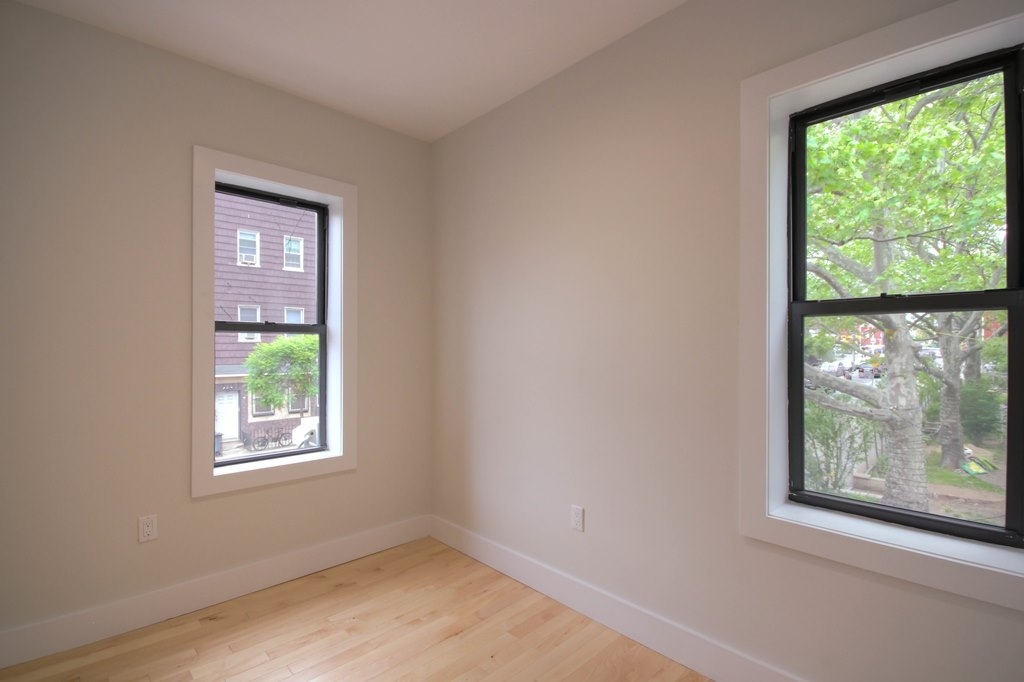 867 Metropolitan Avenue - Photo 2