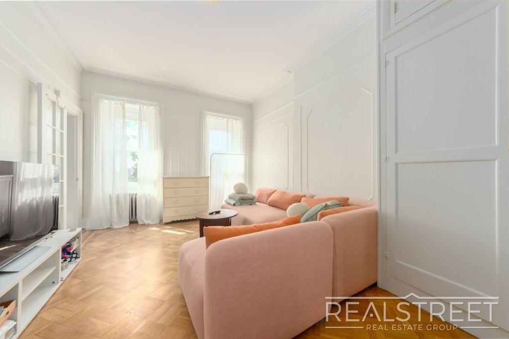 431 Clinton St - Photo 3