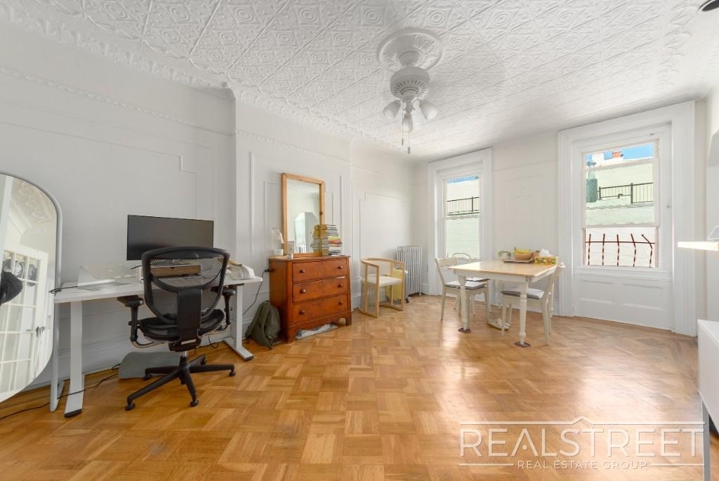 431 Clinton St - Photo 1