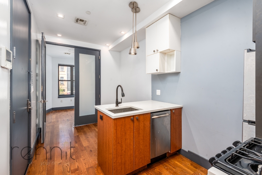 174 Knickerbocker Avenue - Photo 1