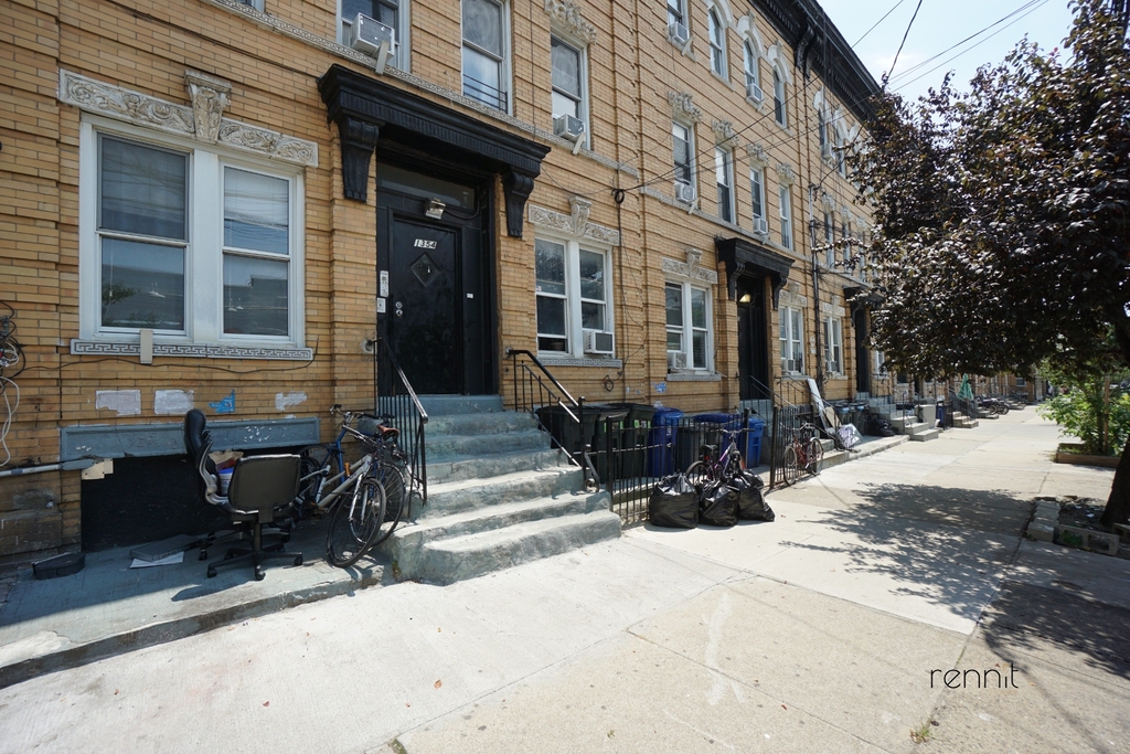 1354 Willoughby Avenue - Photo 10