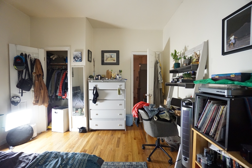 1354 Willoughby Avenue - Photo 9