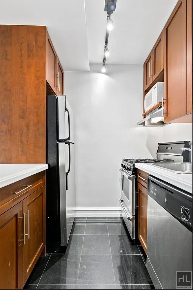 York Avenue - Photo 2