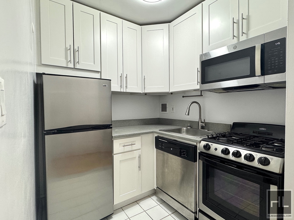 East 76 Street - Photo 6