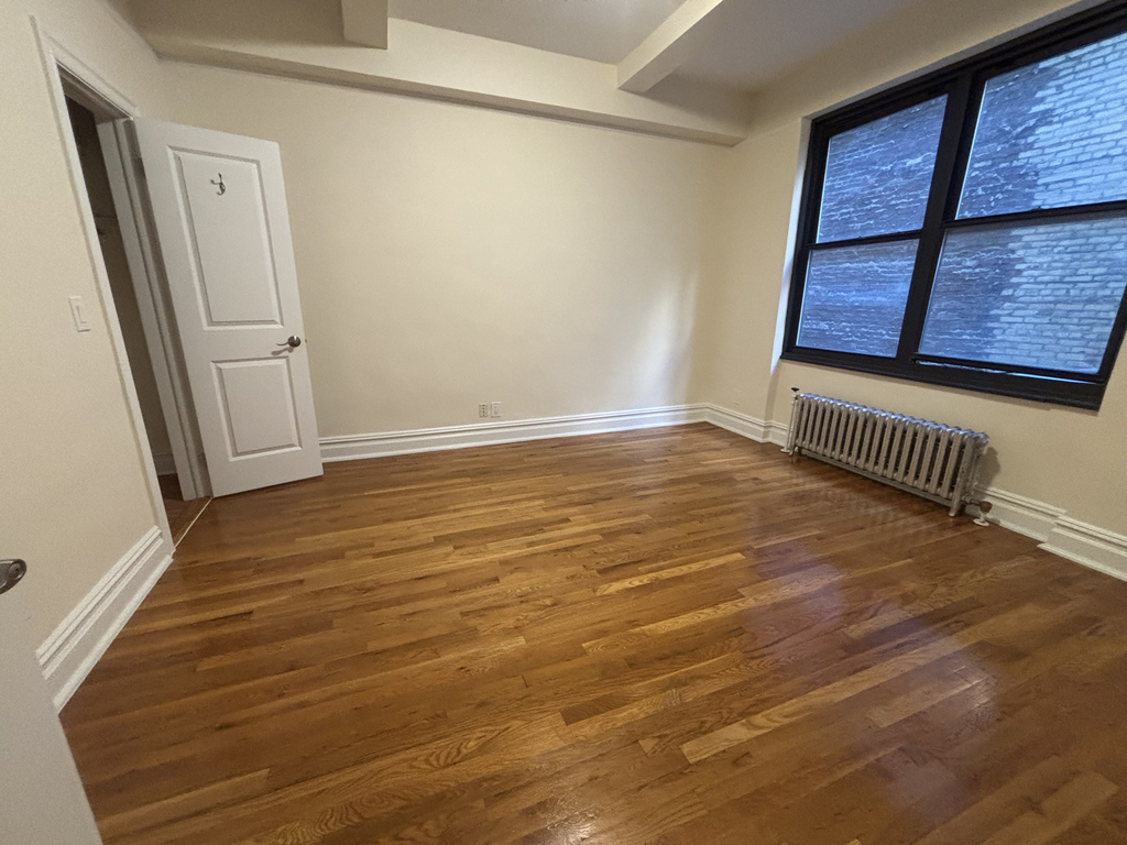 East 11th street - Photo 3
