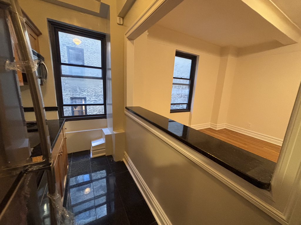 East 11th street - Photo 2