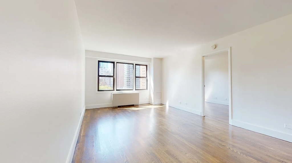 East 63rd Street - Photo 2