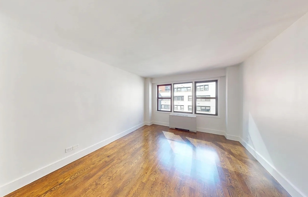East 63rd Street - Photo 2