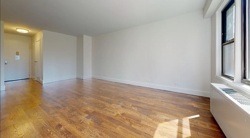 East 63rd Street - Photo 3