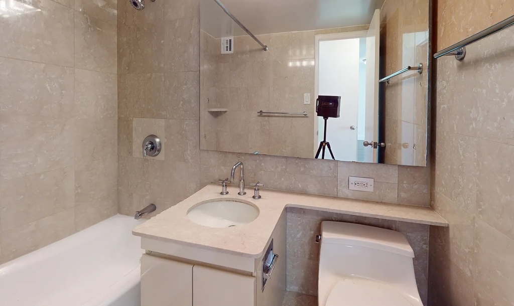 East 63rd Street - Photo 6
