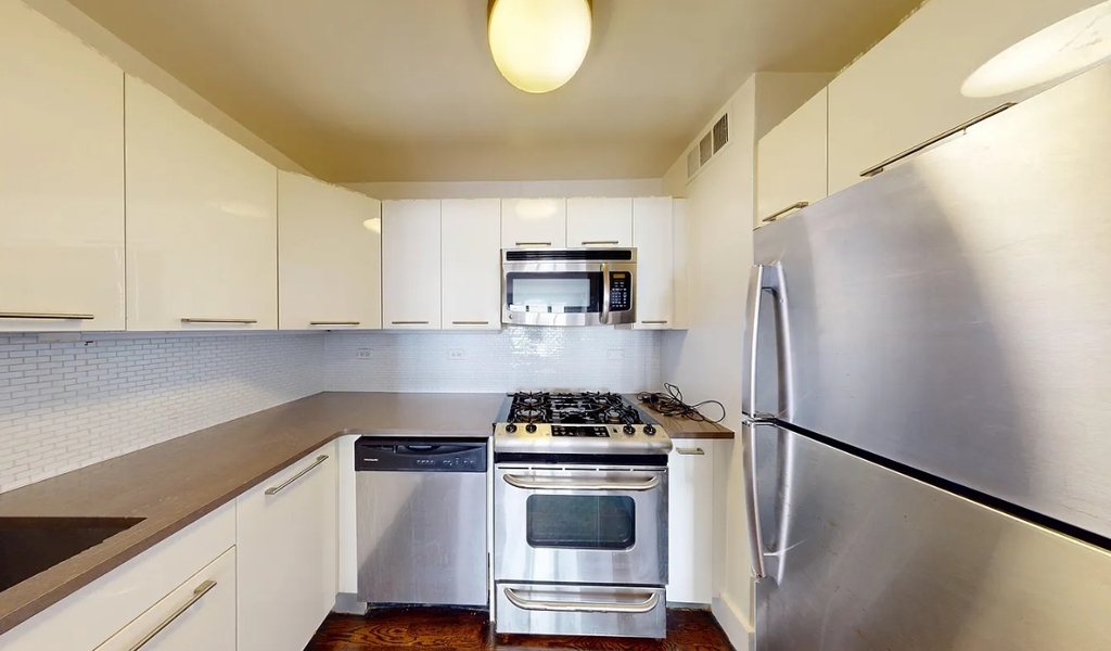East 63rd Street - Photo 4