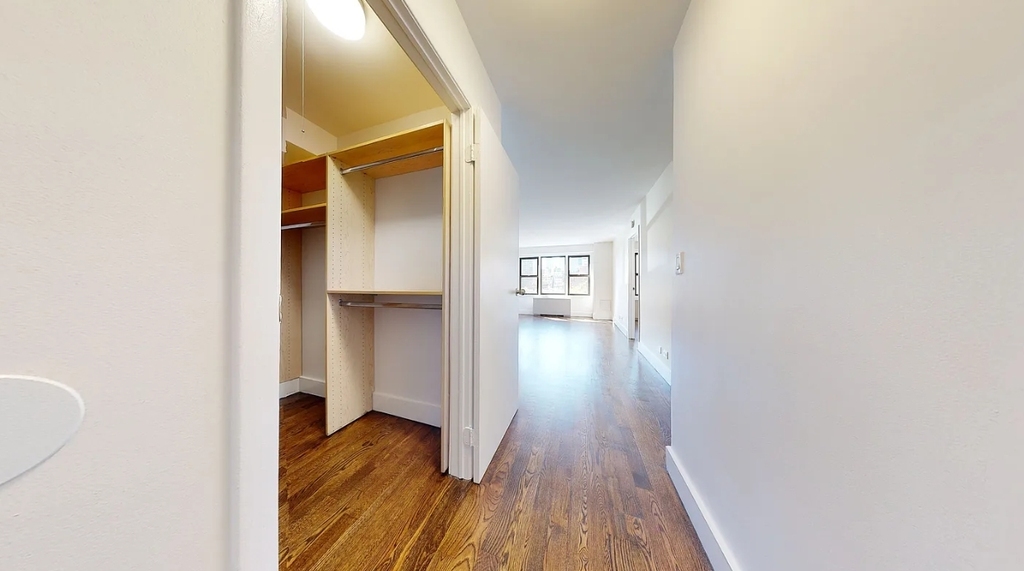East 63rd Street - Photo 4