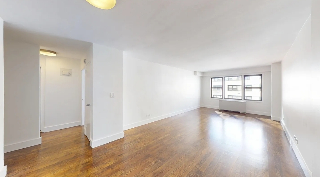 East 63rd Street - Photo 3