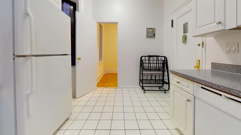 East 38th Street - Photo 6