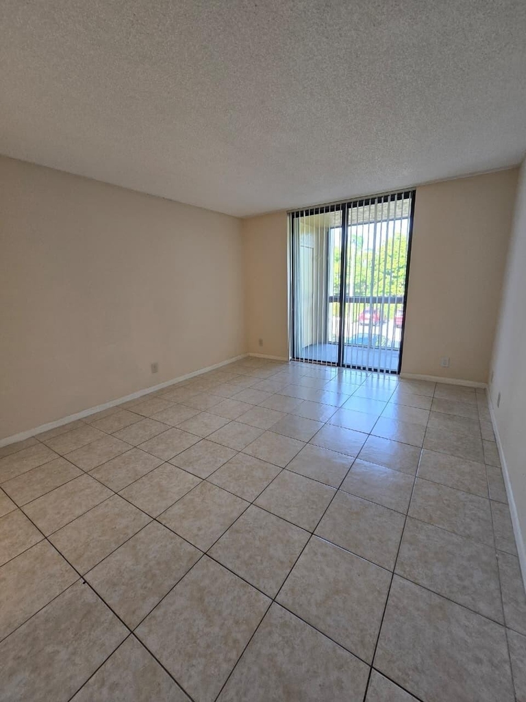 737 Se 1st Way - Photo 1