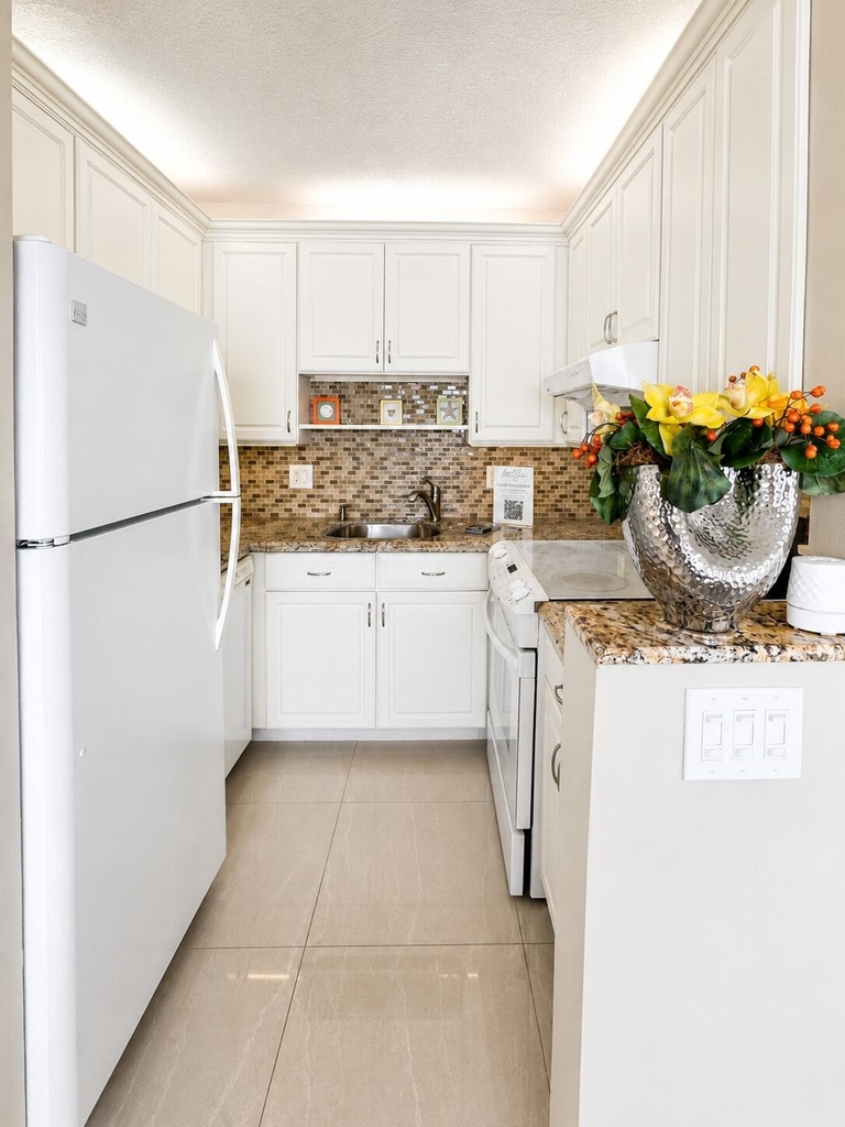 1201 S Riverside Drive - Photo 3
