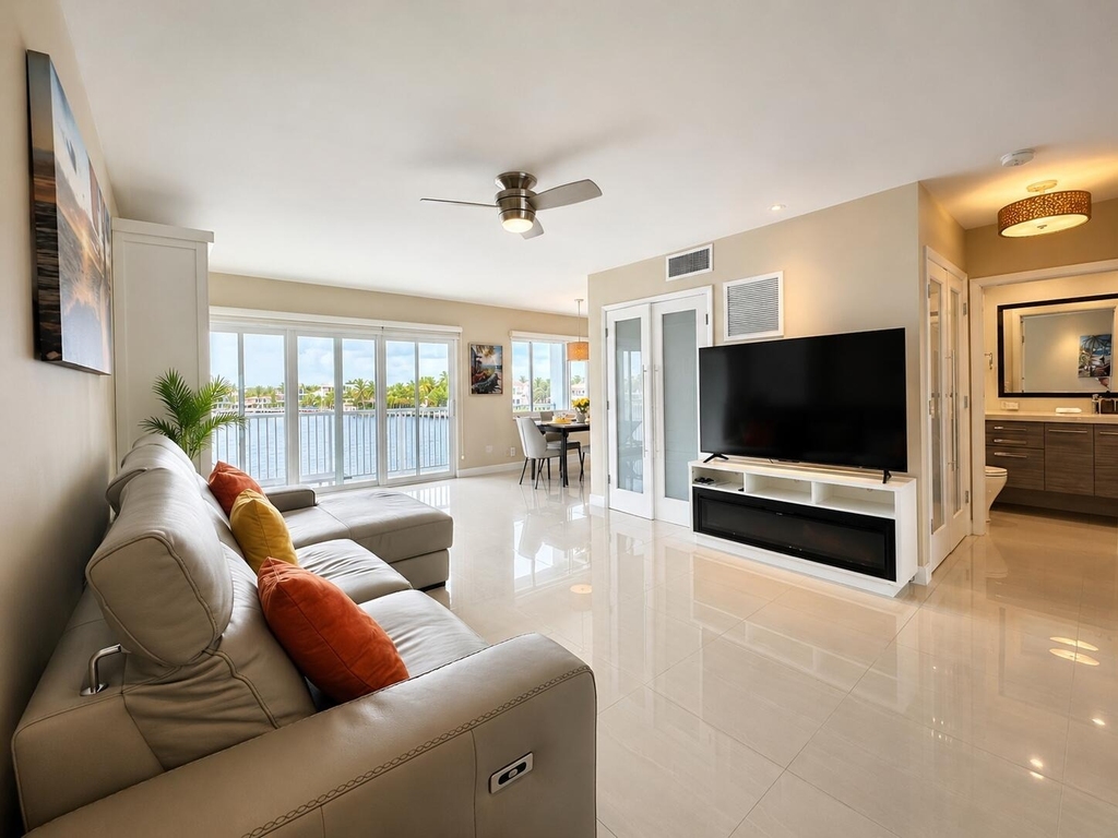 1201 S Riverside Drive - Photo 0