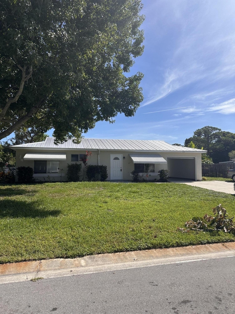 1331 Se Mohave Street - Photo 0