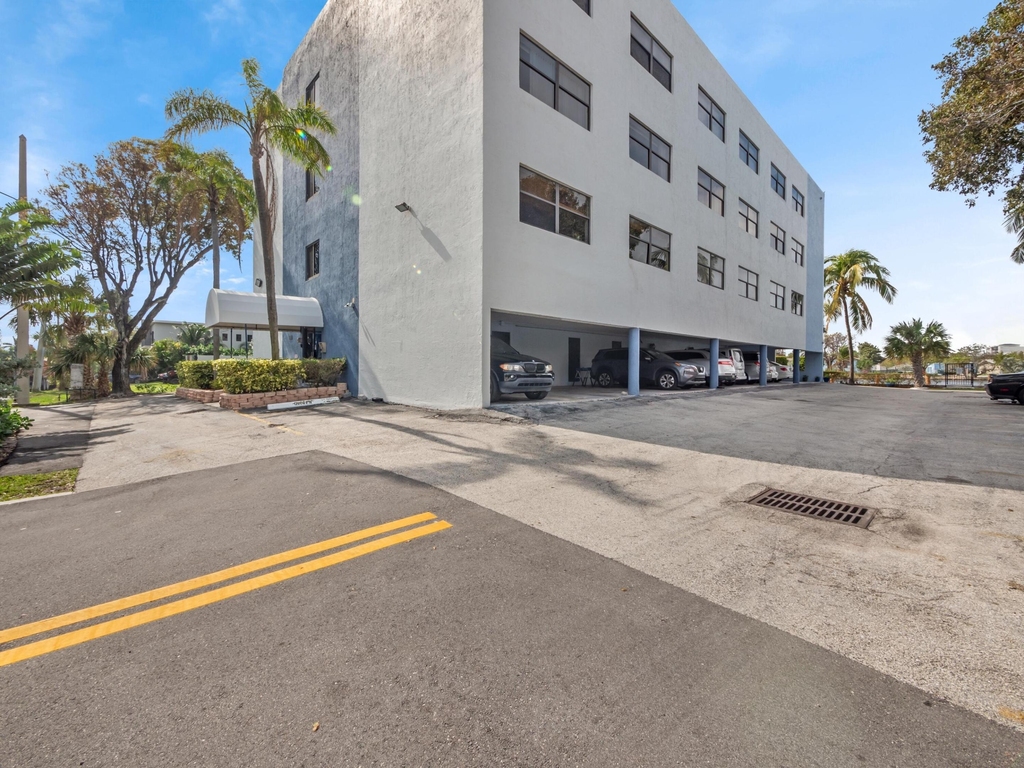 105 S Riverside Drive - Photo 3