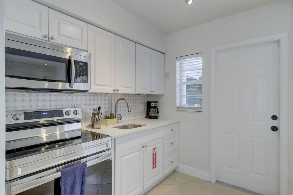 2740 Ne 30th Place - Photo 4