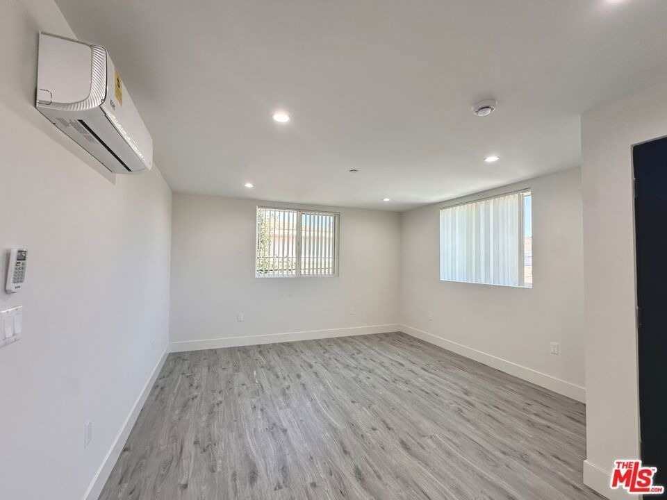 11512 Oxford Avenue - Photo 2