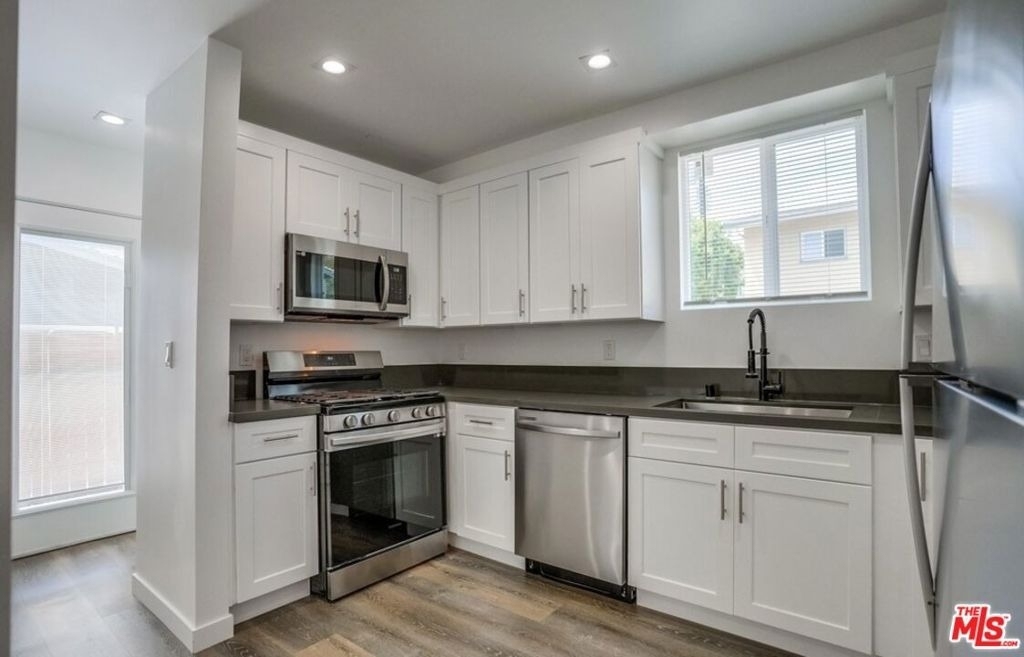 869 Glenway Drive - Photo 3