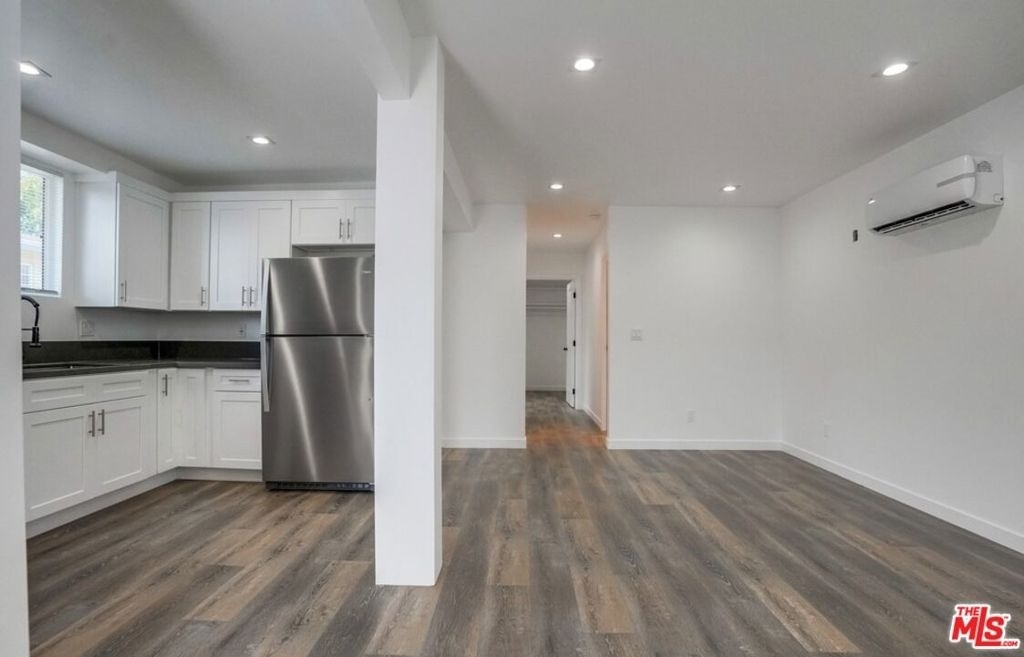 869 Glenway Drive - Photo 1