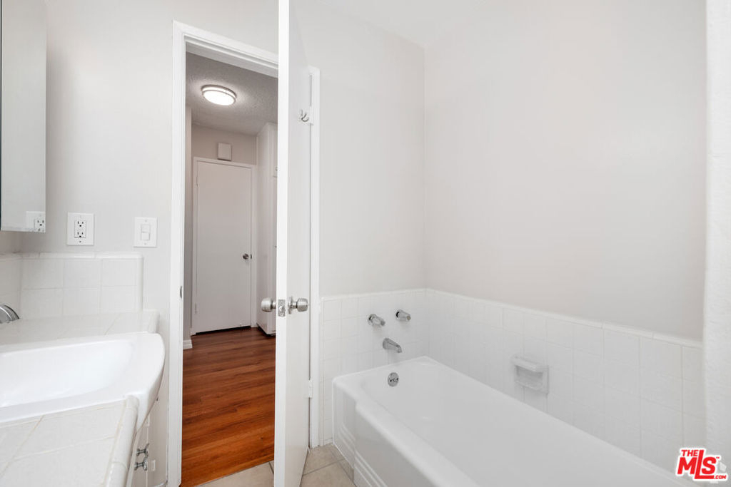 1023 N Laurel Avenue - Photo 8