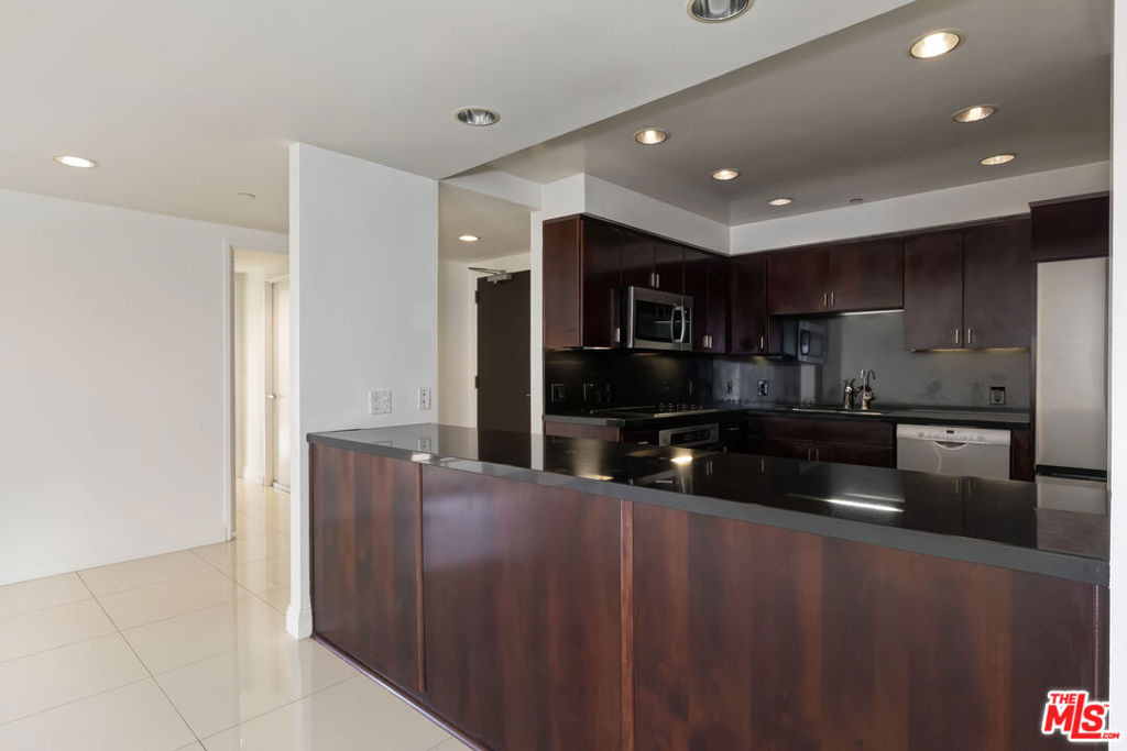 10445 Wilshire Boulevard - Photo 9