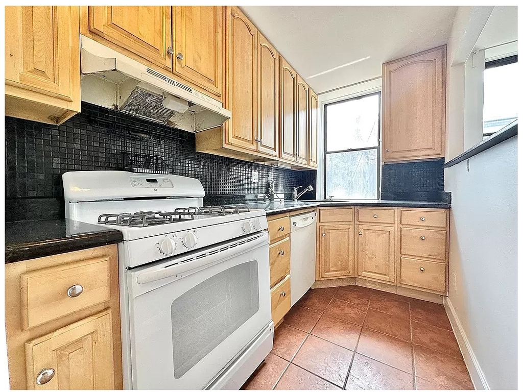 150 Degraw St - Photo 1