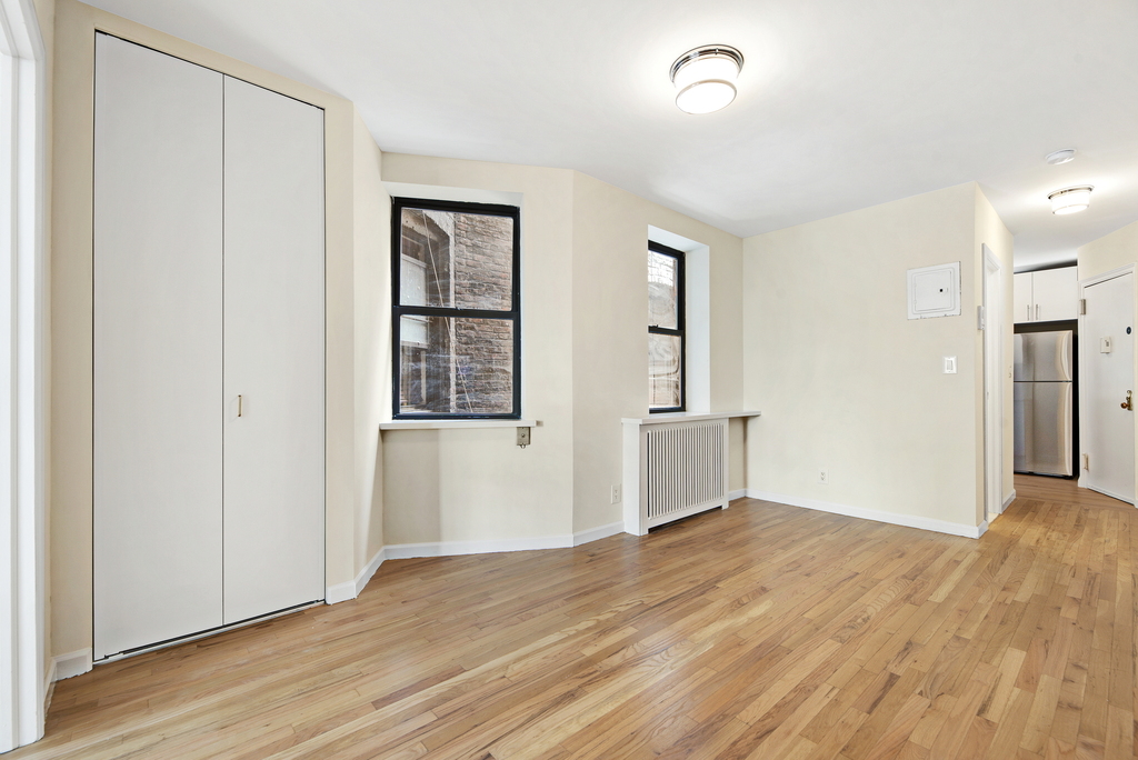 West 49th Street - Photo 0