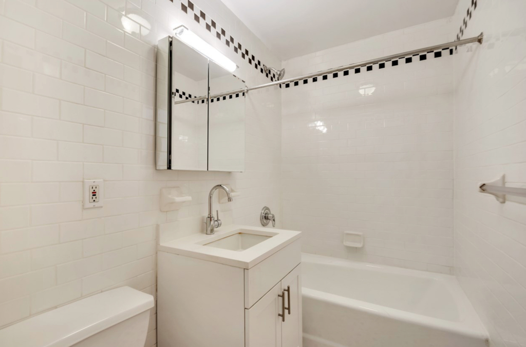 Second Avenue & E 61ST ST - Photo 5
